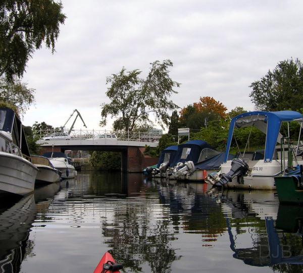 PA070030.JPG - Ausfahrt durch die Dorfstrassenbrücke ...