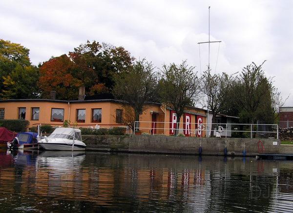 PA070032-1.JPG - ... vor dem Bootshaus der PRG.